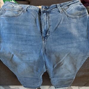 Maurices Everflex Women's Ankle Skinny Jeans Short in Light Blue Wash